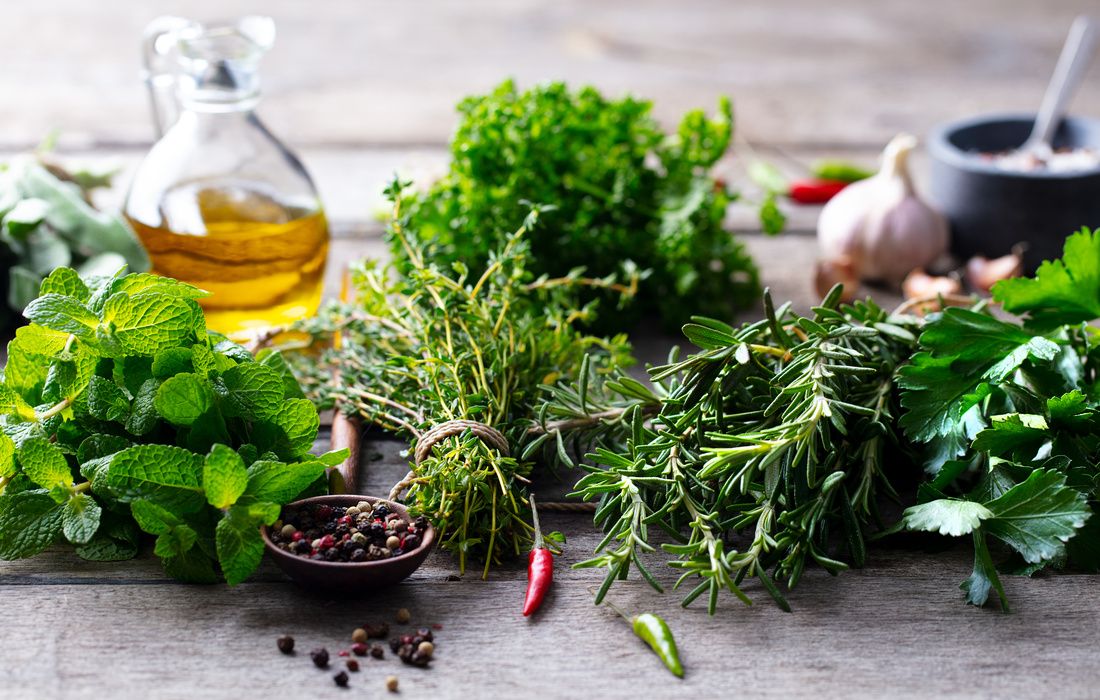 FRESH ANTI-INFLAMMATORY HERBS AND OLIVE OIL