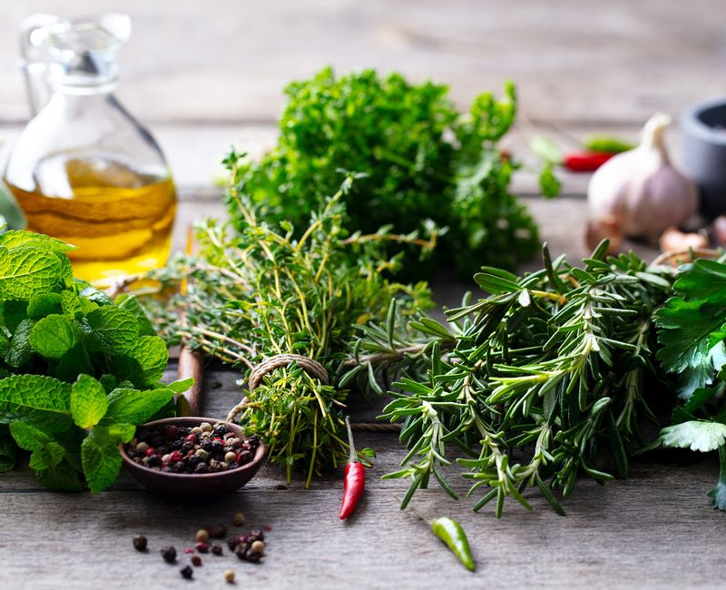 FRESH ANTI-INFLAMMATORY HERBS AND OLIVE OIL