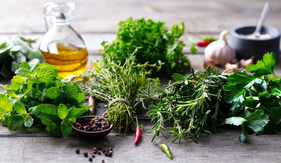 FRESH ANTI-INFLAMMATORY HERBS AND OLIVE OIL